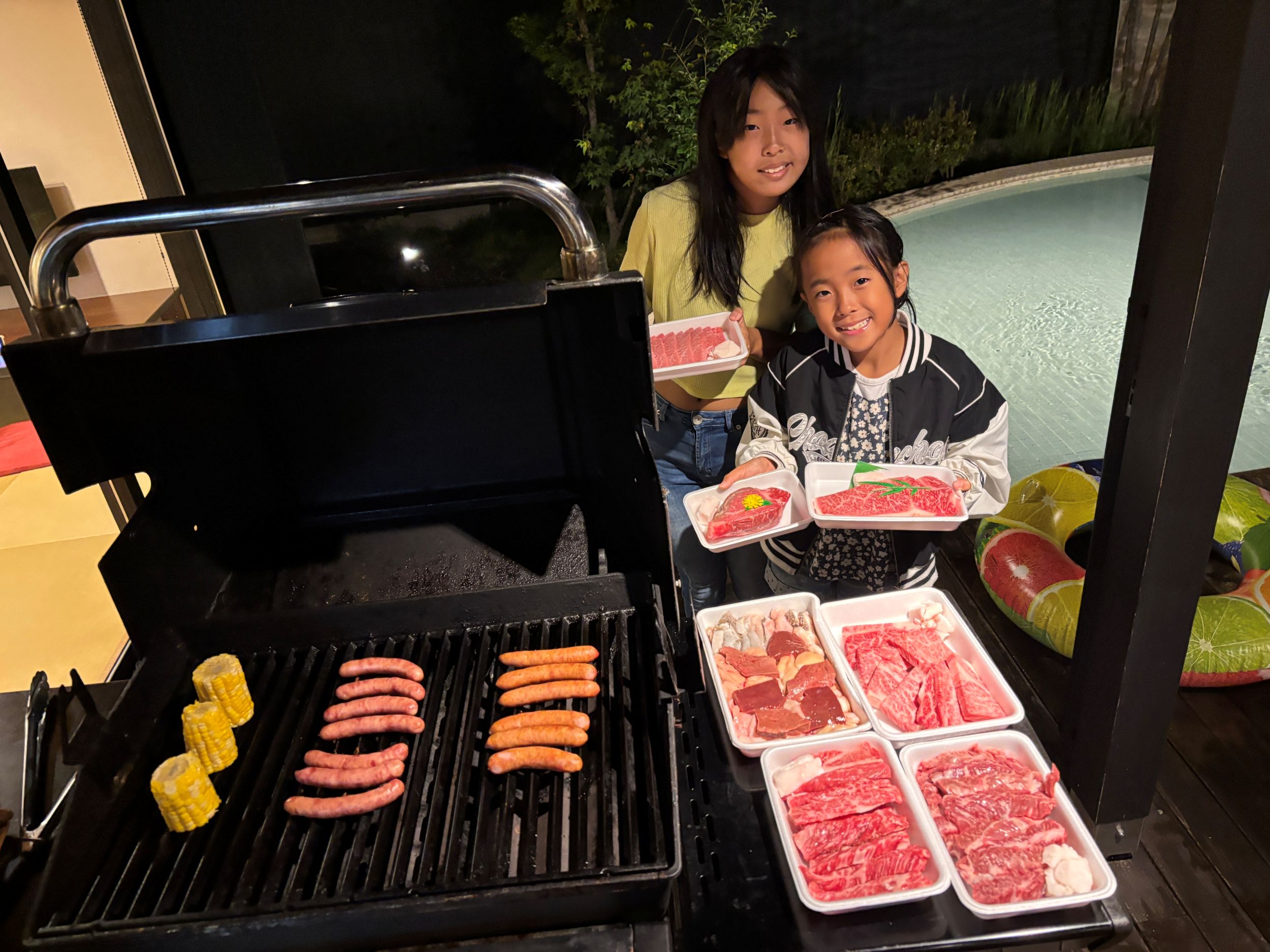 BBQグリルと屋根付きテラス